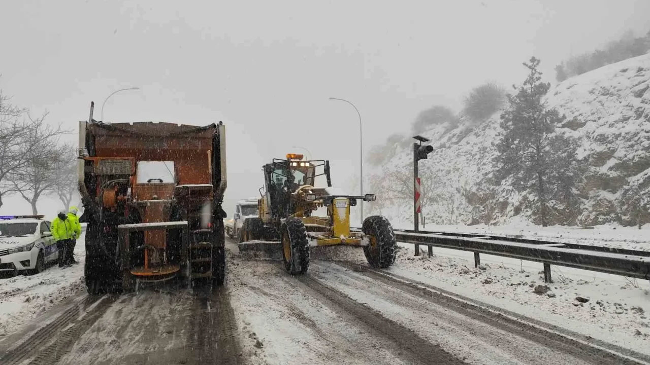 Bakanlıktan yoğun kar yağışı uyarısı: Bazı yollar trafiğe kapatıldı