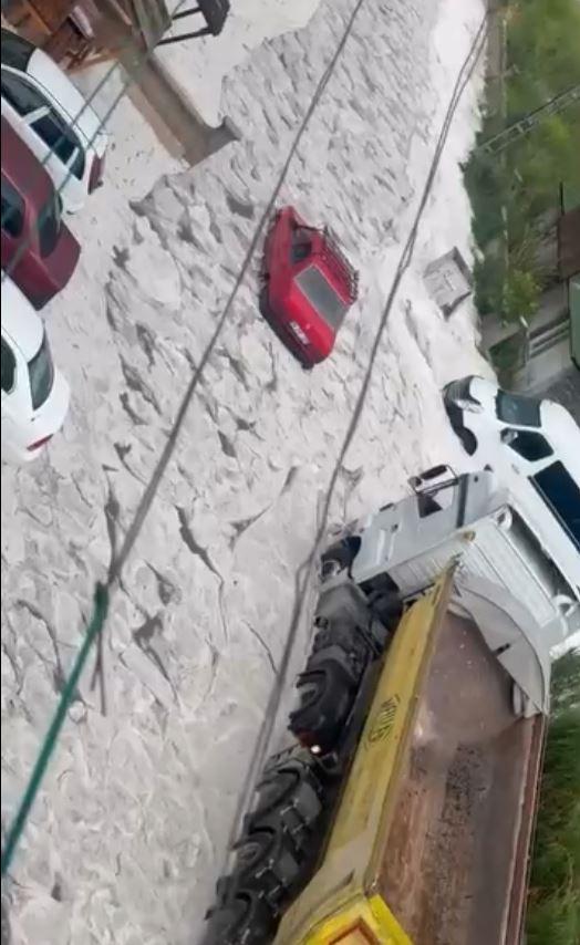 Ankara'da dolu ve sağanak hayatı olumsuz etkiledi