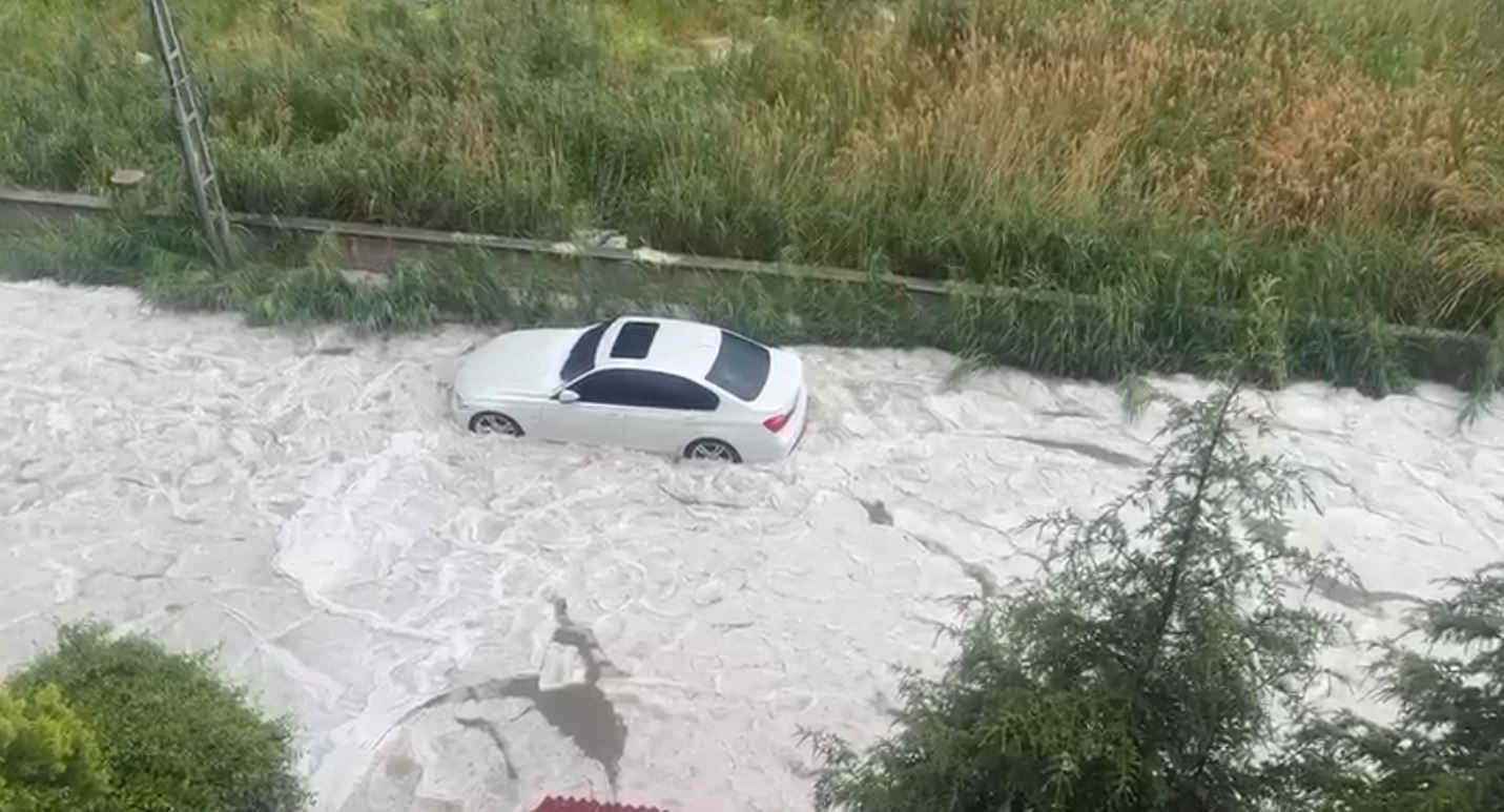Ankara'da dolu ve sağanak hayatı olumsuz etkiledi