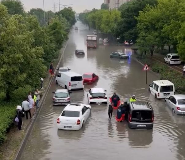 Ankara'da dolu ve sağanak hayatı olumsuz etkiledi (2)