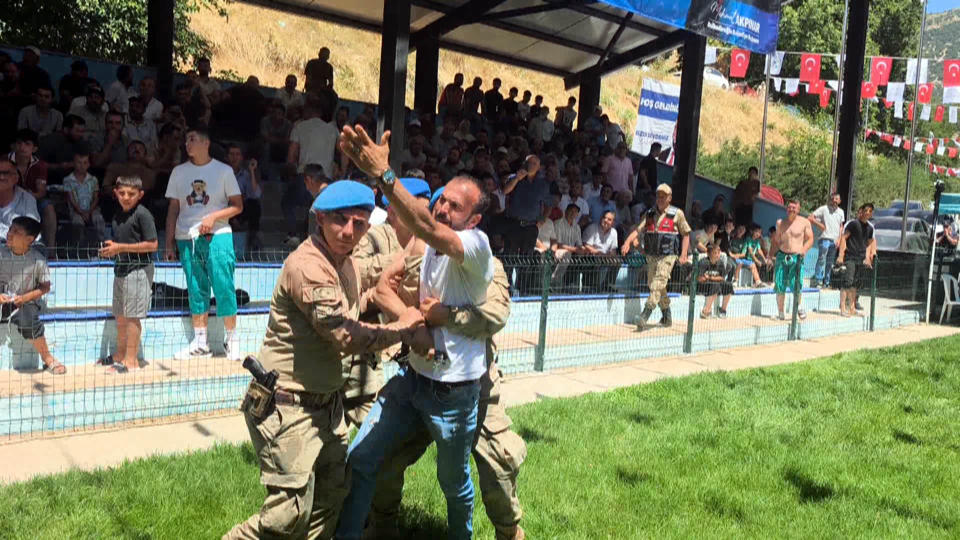 Er meydanı fena karıştı jandarma müdahale etti!