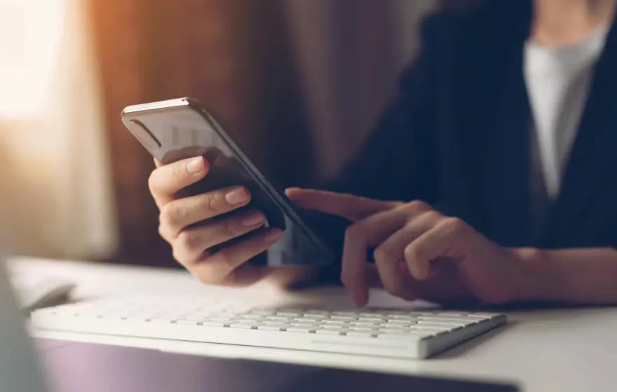 Kurumsal abonelerin tüzel kişiliğinin sona ⁠ermemesine rağmen kurumsal ⁠abone yetkilisinin aktifliğinin teyit edilemediği durumlarda bu kısıtlamalar uygulanmayacak ancak, yeni yetkilinin işletmeci tarafından tanımlanması yapılana kadar abone tarafından ab
