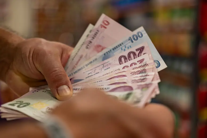 ARAÇ SATIŞLARI YAPILAMAYACAK Motorlu taşıtlar vergisi mükelleflerinin, bu tebliğ ile getirilen düzenlemeden yararlanabilmeleri için her bir taşıt itibarıyla hesaplanacak toplam borç tutarı üzerinden başvuruda bulunmaları zorunlu oldu.