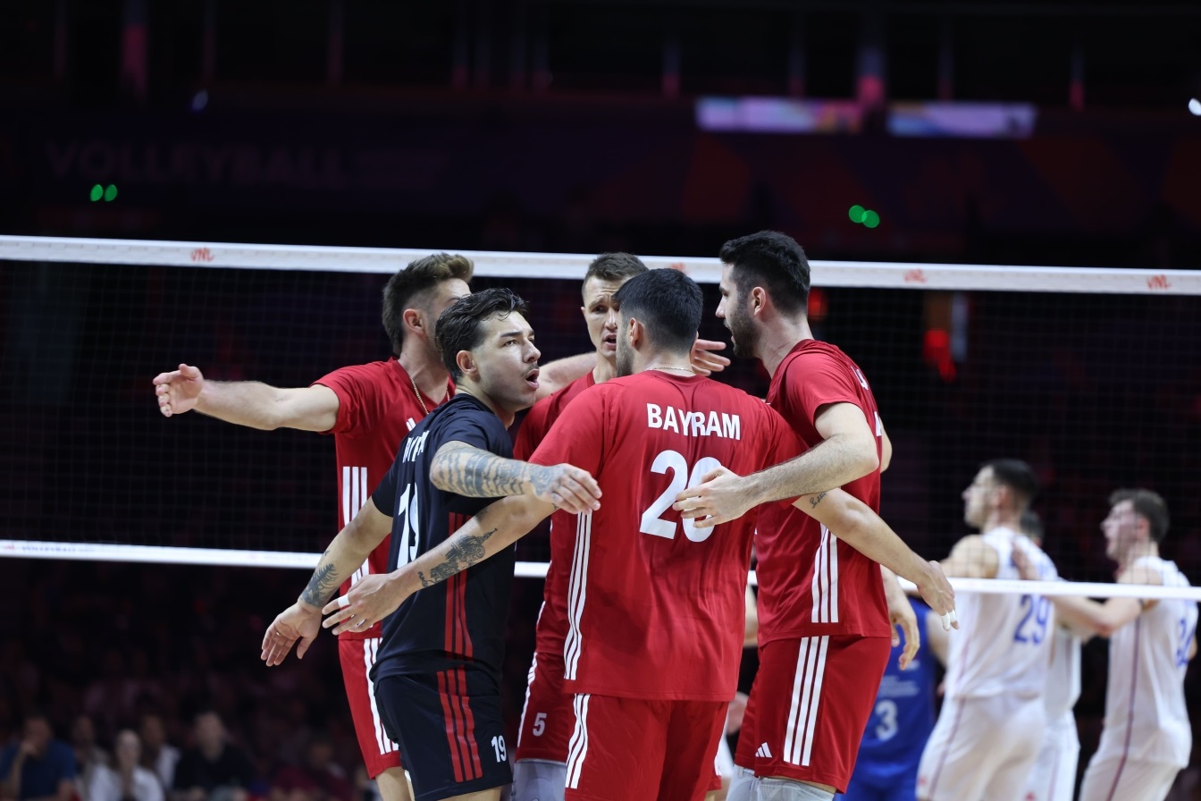 A Milli Erkek Voleybol Takımı, Sırbistan'ı set vermeden geçti!