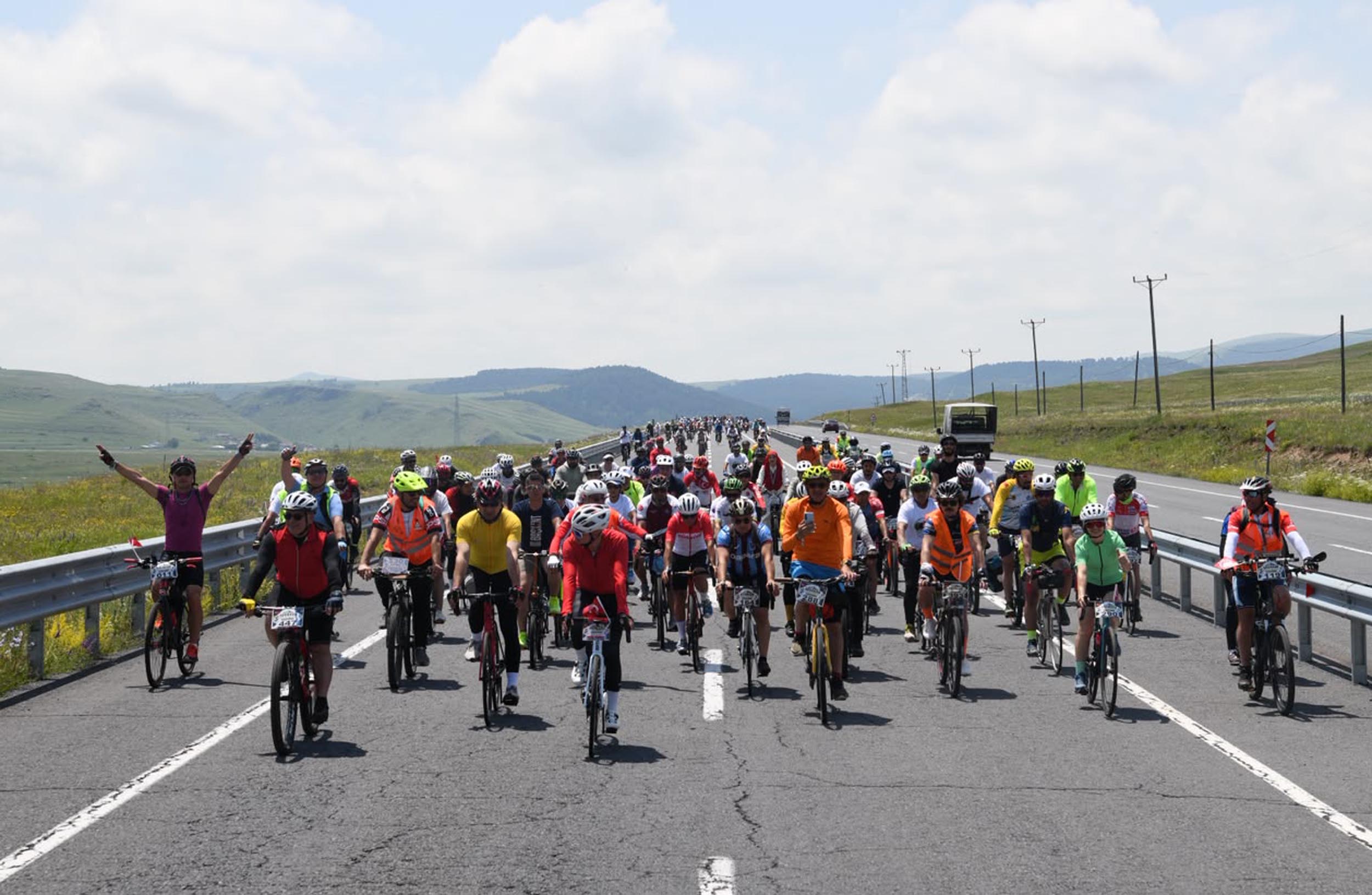 Ardahan'ın yollarında pedal çevirdiler!