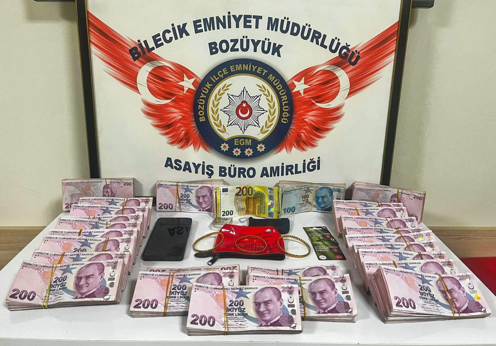Sahte binbaşı vurgun yaparken yakalandı!