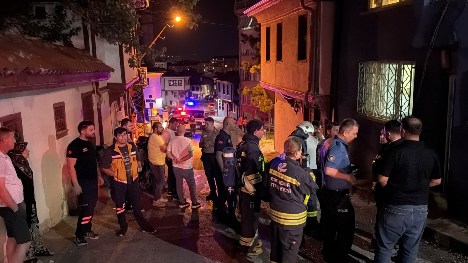 Polis kapüşonlu kundakçının peşinde!