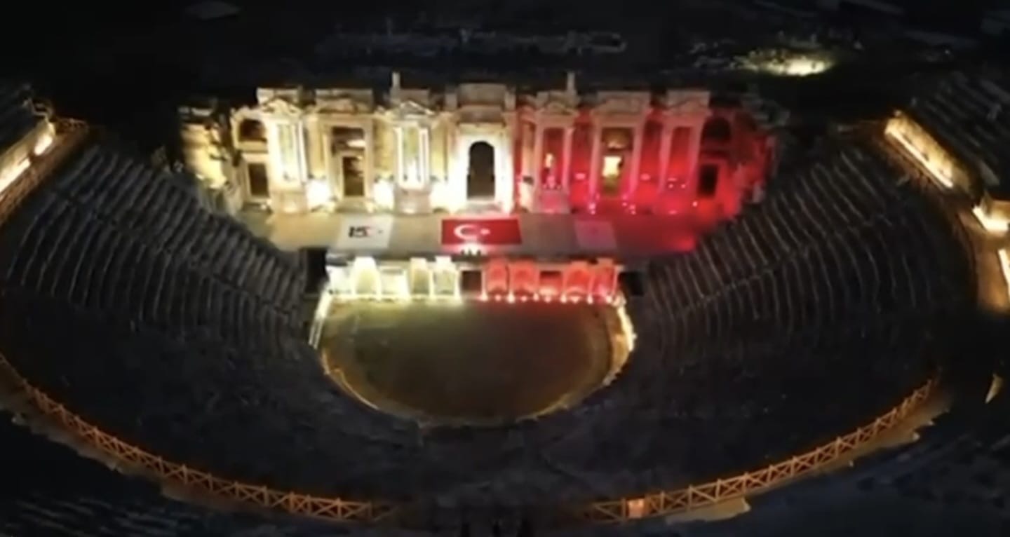 Pamukkale ve Hierapolis, 15 Temmuz'un 10'uncu yılında kırmızı-beyaz renklerle aydınlatıldı!