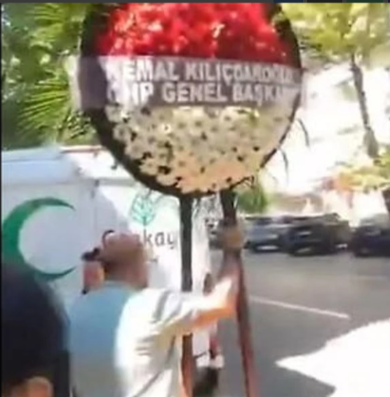 Çelenk krizine CHP'den açıklama: Ailenin hiçbir ilgisi yoktur!