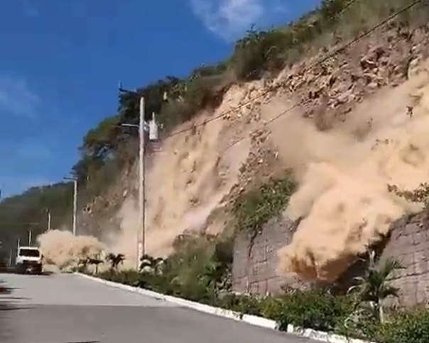 Meksika'da çok şiddetli deprem! Tsunami alarmı verildi! Korkunç anlar kamerada!