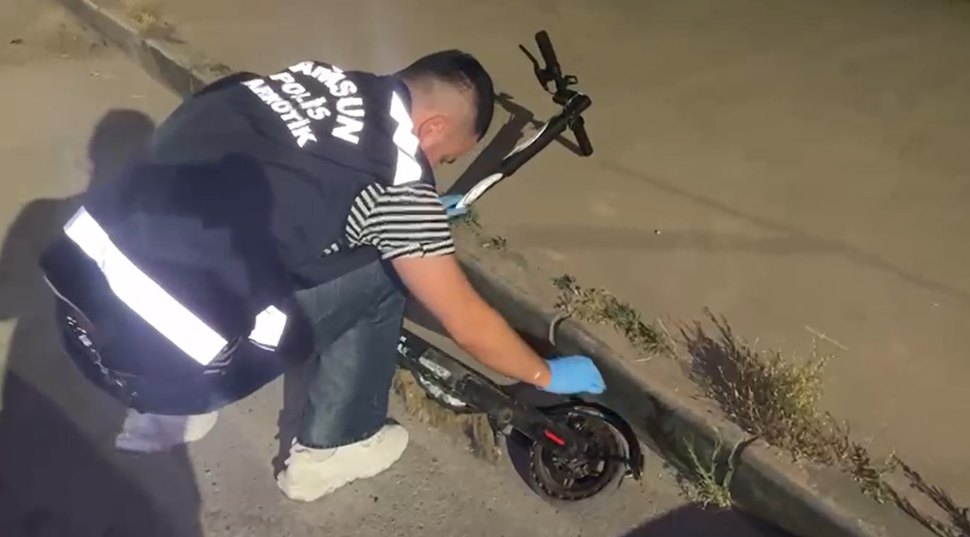 Uyuşturucuyu elektrikli skuterin bataryasına gizlemiş!