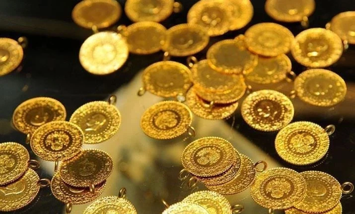Altın fiyatları, son beş haftadır süren düşüş trendinin ardından yeniden yükselişe geçti. Ekonomist Muhammed Bayram, piyasalardaki dalgalanmaları değerlendirirken küçük yatırımcılara önemli uyarılarda bulundu ve “Sakin kalan kazanacak” mesajını verdi.