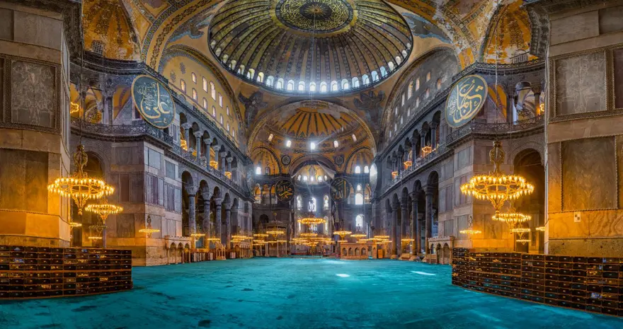 Ayasofya'da yüksek sesle İncil okuyan 2 Rus'a gözaltı!