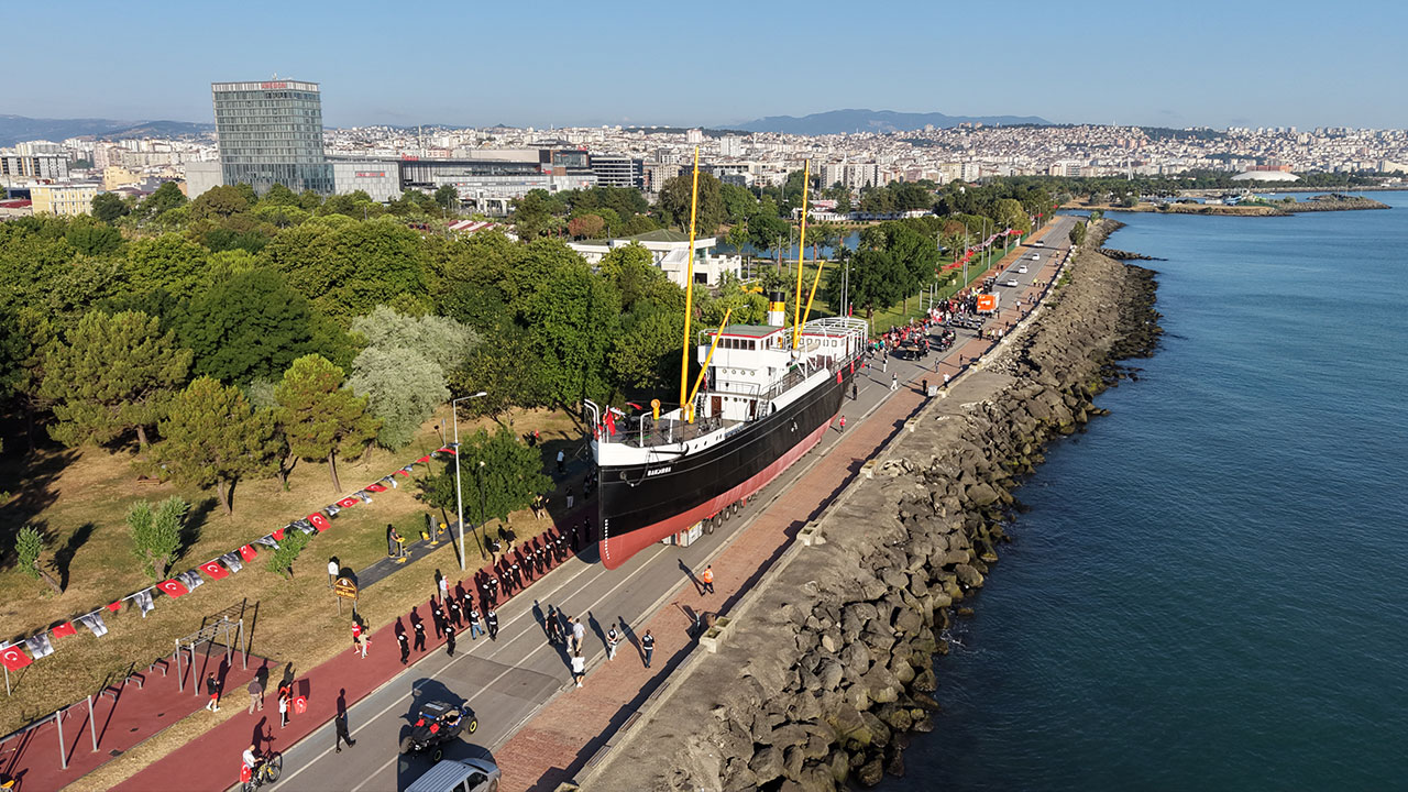 240 tonluk Bandırma Gemi Müzesi, yeni yerine karadan yürütülerek taşındı!