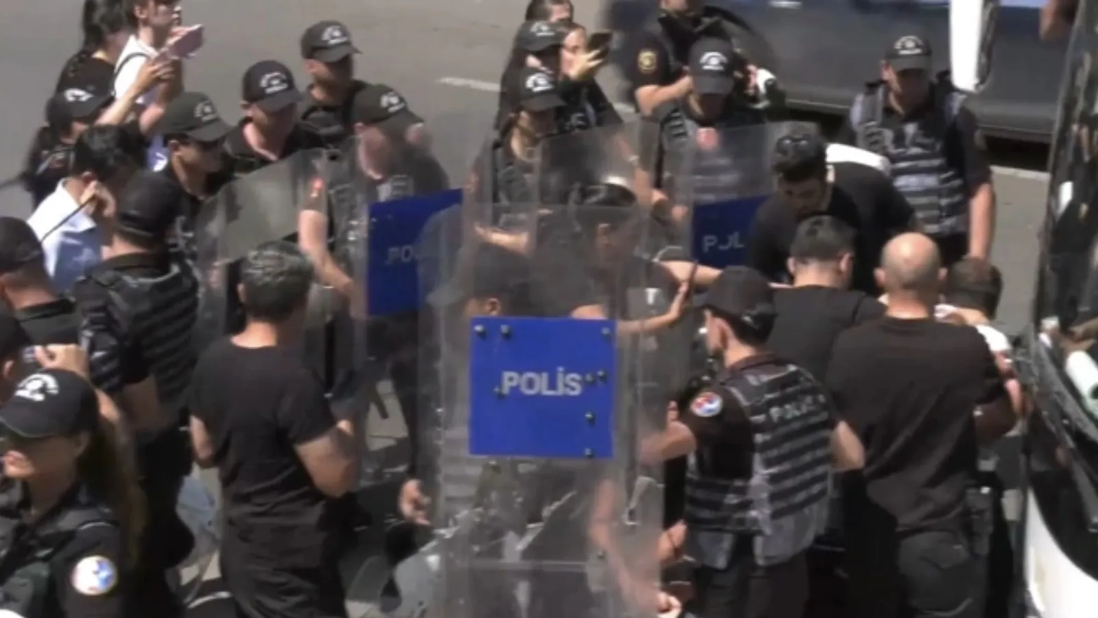 NATO Zirvesi karşıtı eyleme müdahale!