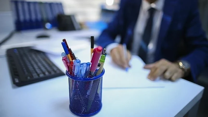 MAAŞLARI 70 BİN 251 TL OLDU Zamla birlikte en düşük memur maaşı 61.890 TL’den 70.251 TL’ye, en düşük emekli memur aylığı 27.772 TL’den 31.524 TL’ye çıkacak. En düşük memur maaşı ile en düşük emekli memur aylığı arasındaki fark 34.118 TL’den 38.727 TL’ye y