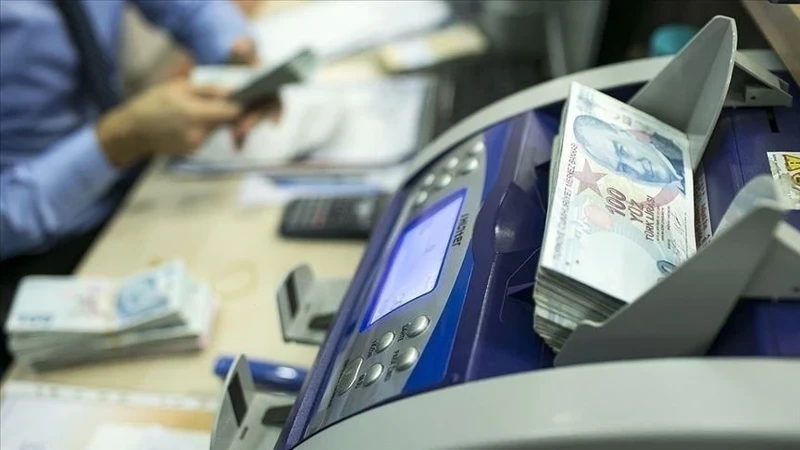 Enflasyon verisi yalnızca aktif çalışanları değil, milyonlarca emekli vatandaşın da gelirini doğrudan belirledi. Ortaya çıkan yeni hak ediş tablosu şu şekilde şekillendi