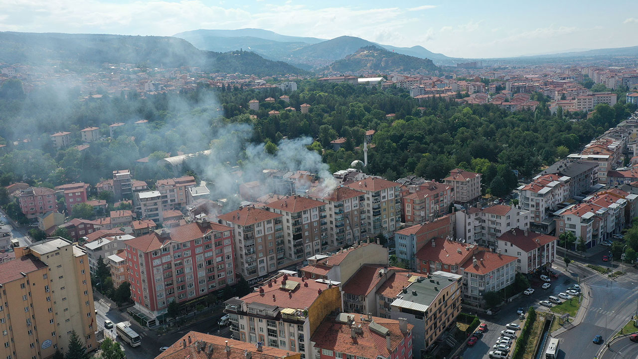 Kütahya'da apartmanın çatısına düşen yıldırım yangın çıkardı