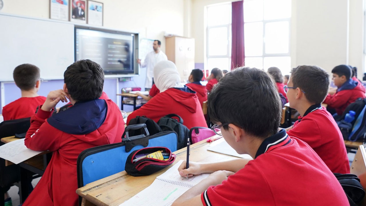 MEB'in yeni yönetmeliği yayımlandı! Okullarda kurallar sil baştan