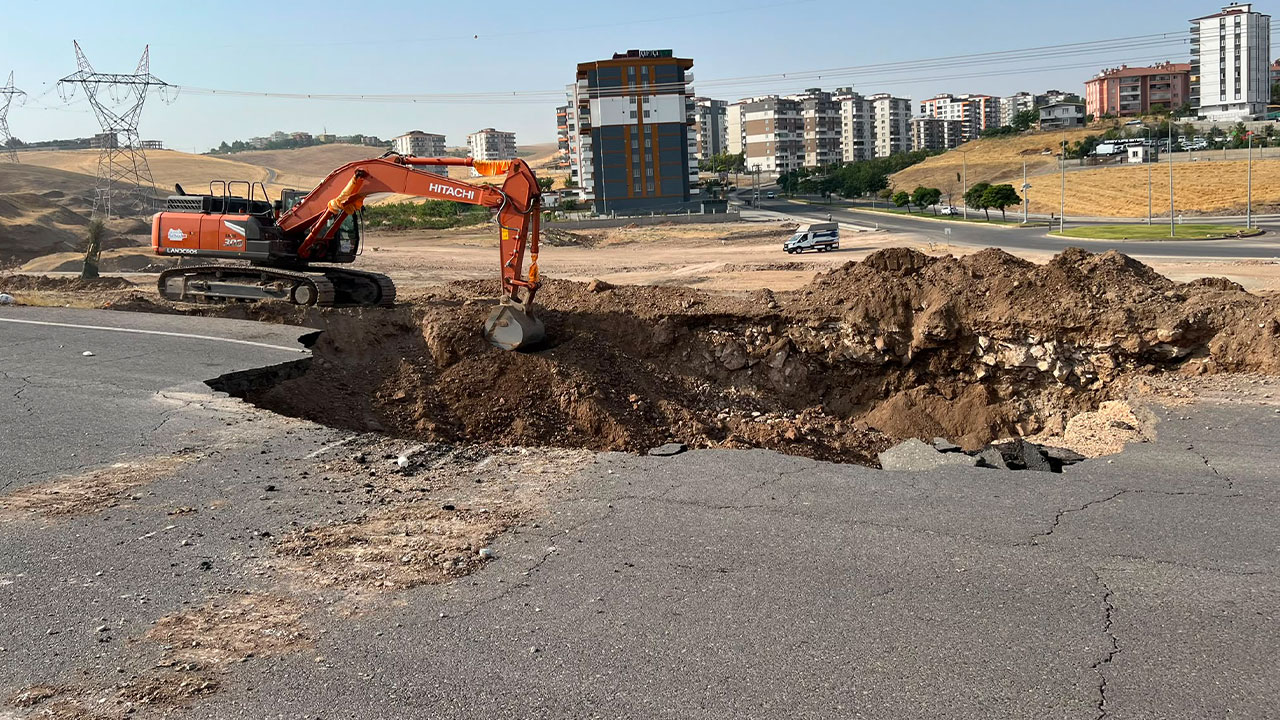 Batman'da yol çöktü, mahalleler susuz kaldı!