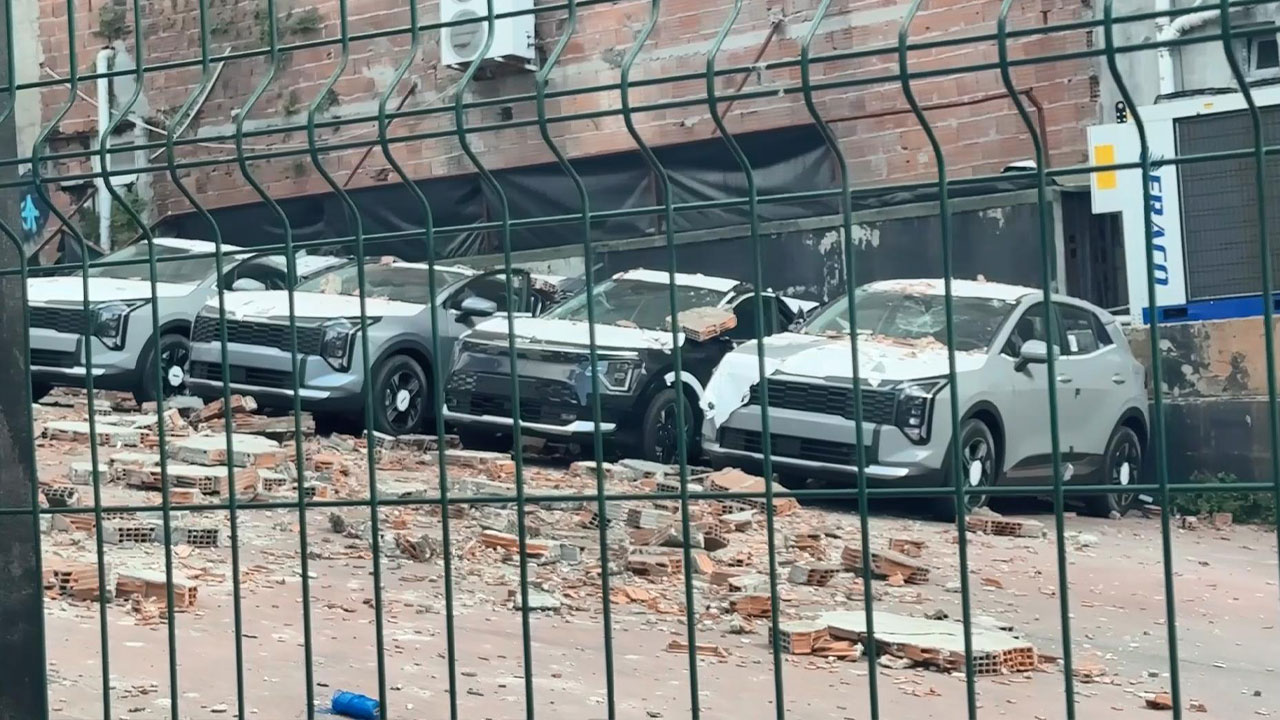 Duvar çökmesi sonucu 30 milyon TL'lik zarar! 12 sıfır otomobil ağır hasar aldı