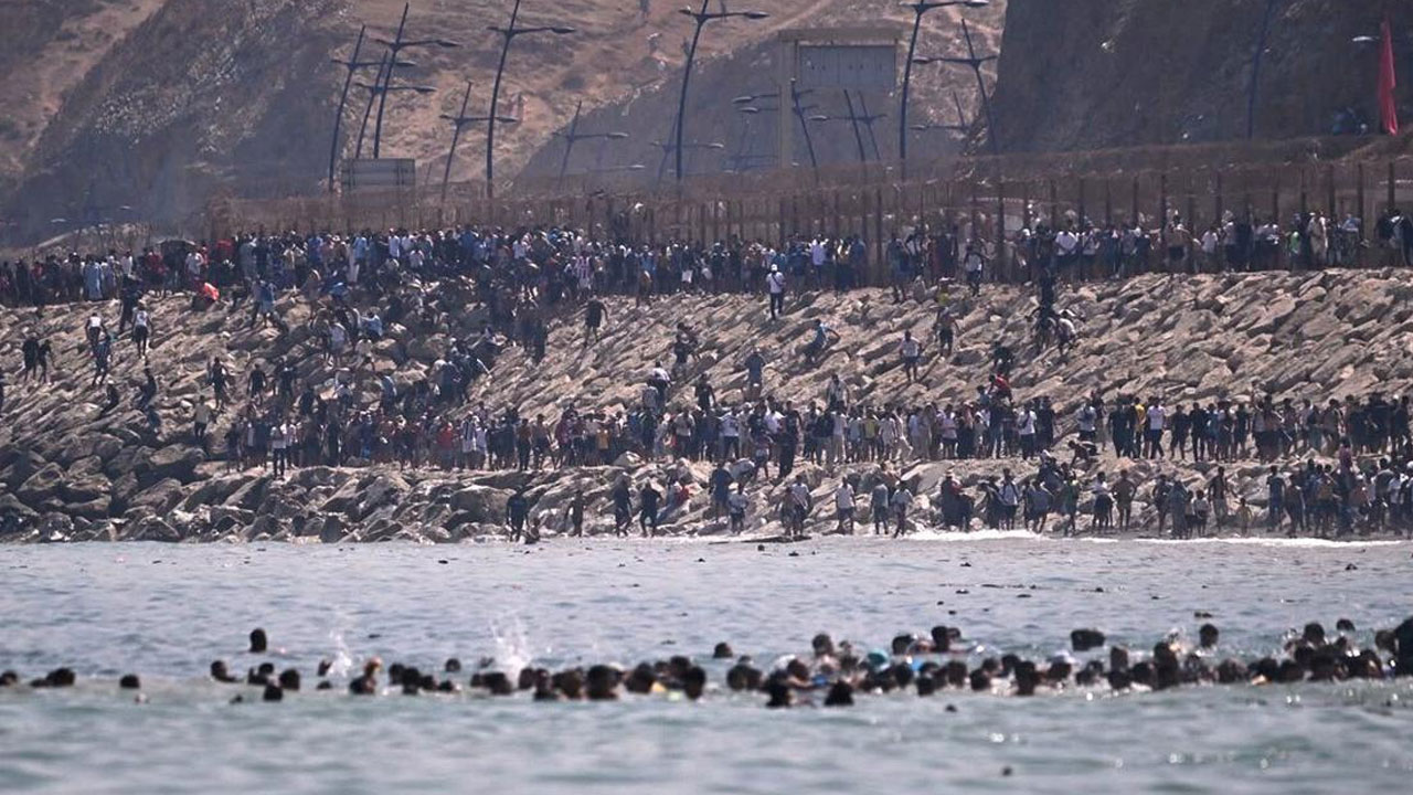 Ceuta alarmı! 49 bin göçmen denizi aşarak İspanya'ya girdi, ordu sahaya indi