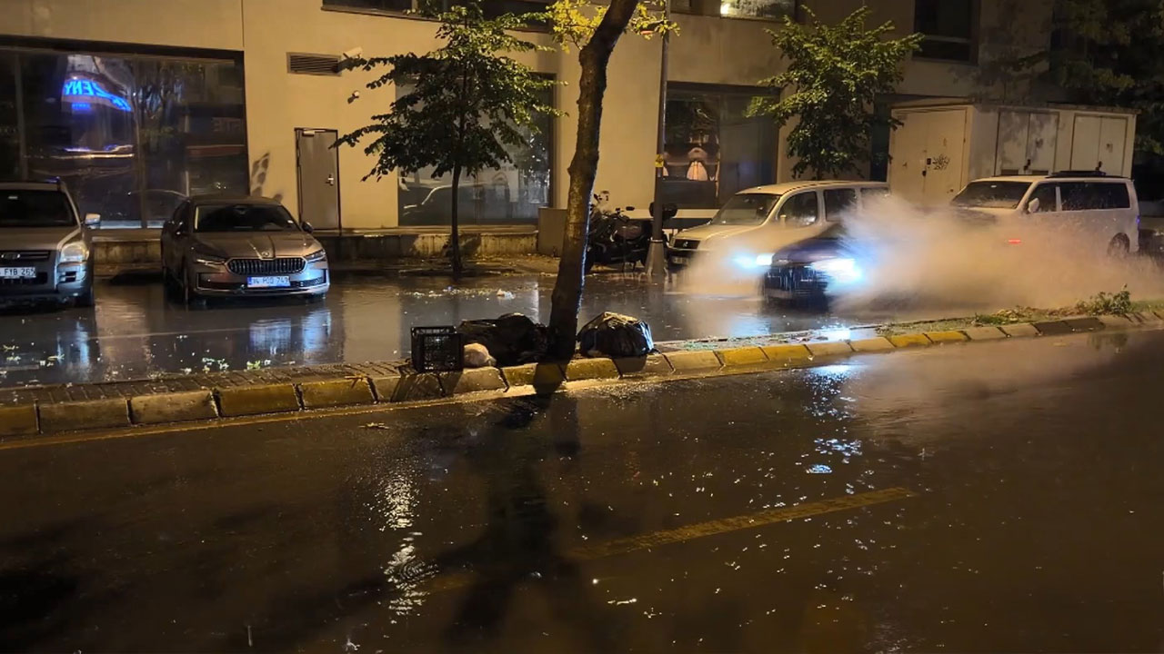 İstanbul'da etkili sağanak! Yollar göle döndü, araçlar ilerleyemedi!