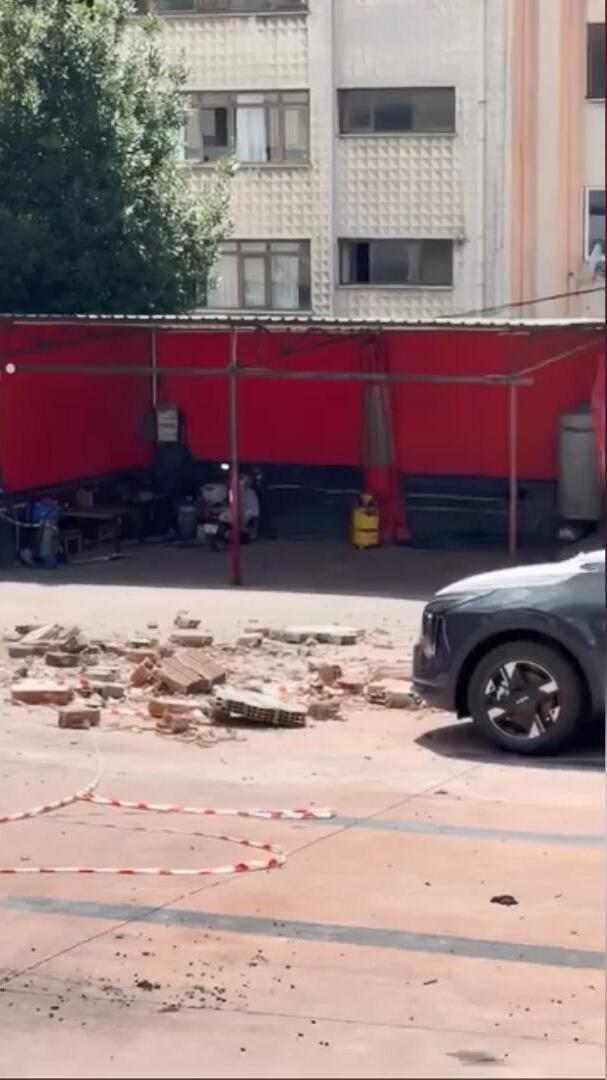 Duvar çökmesi sonucu 30 milyon TL'lik zarar! 12 sıfır otomobil ağır hasar aldı