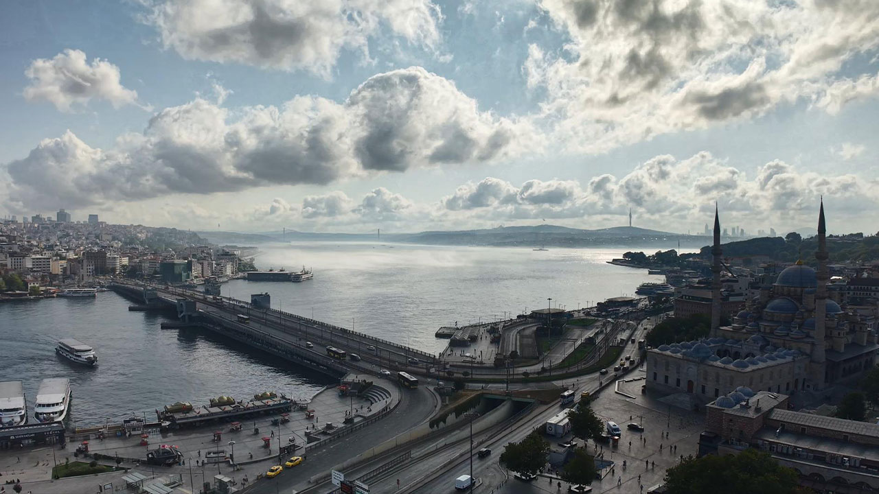 İstanbul Boğazı'na sis engeli! Gemi geçişleri durduruldu