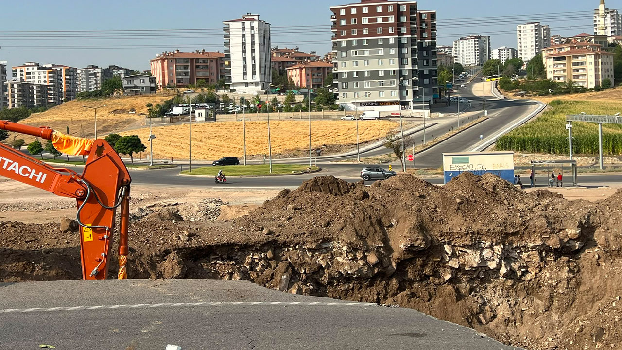 Batman'da yol çöktü, mahalleler susuz kaldı!