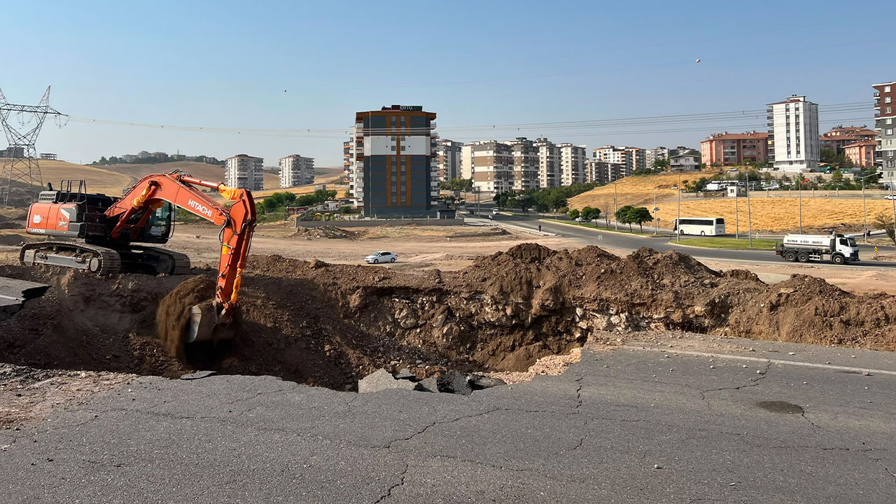 Batman'da yol çöktü, mahalleler susuz kaldı!