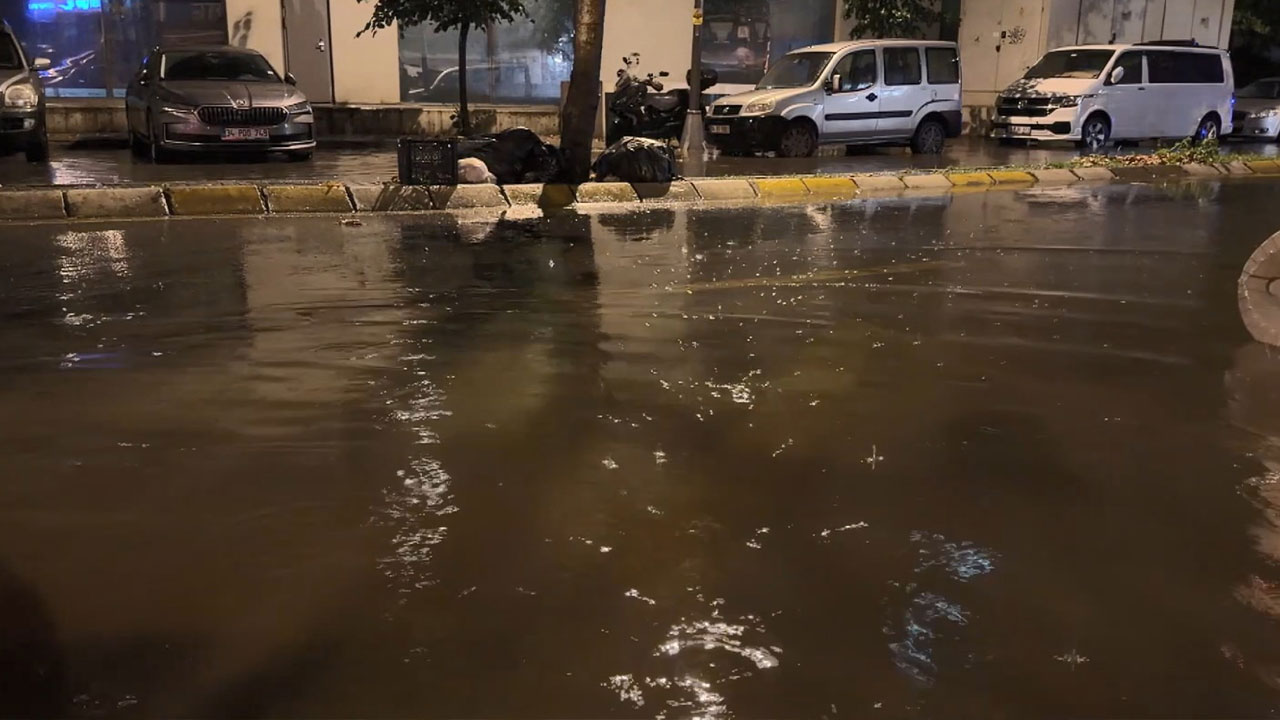 İstanbul'da etkili sağanak! Yollar göle döndü, araçlar ilerleyemedi!