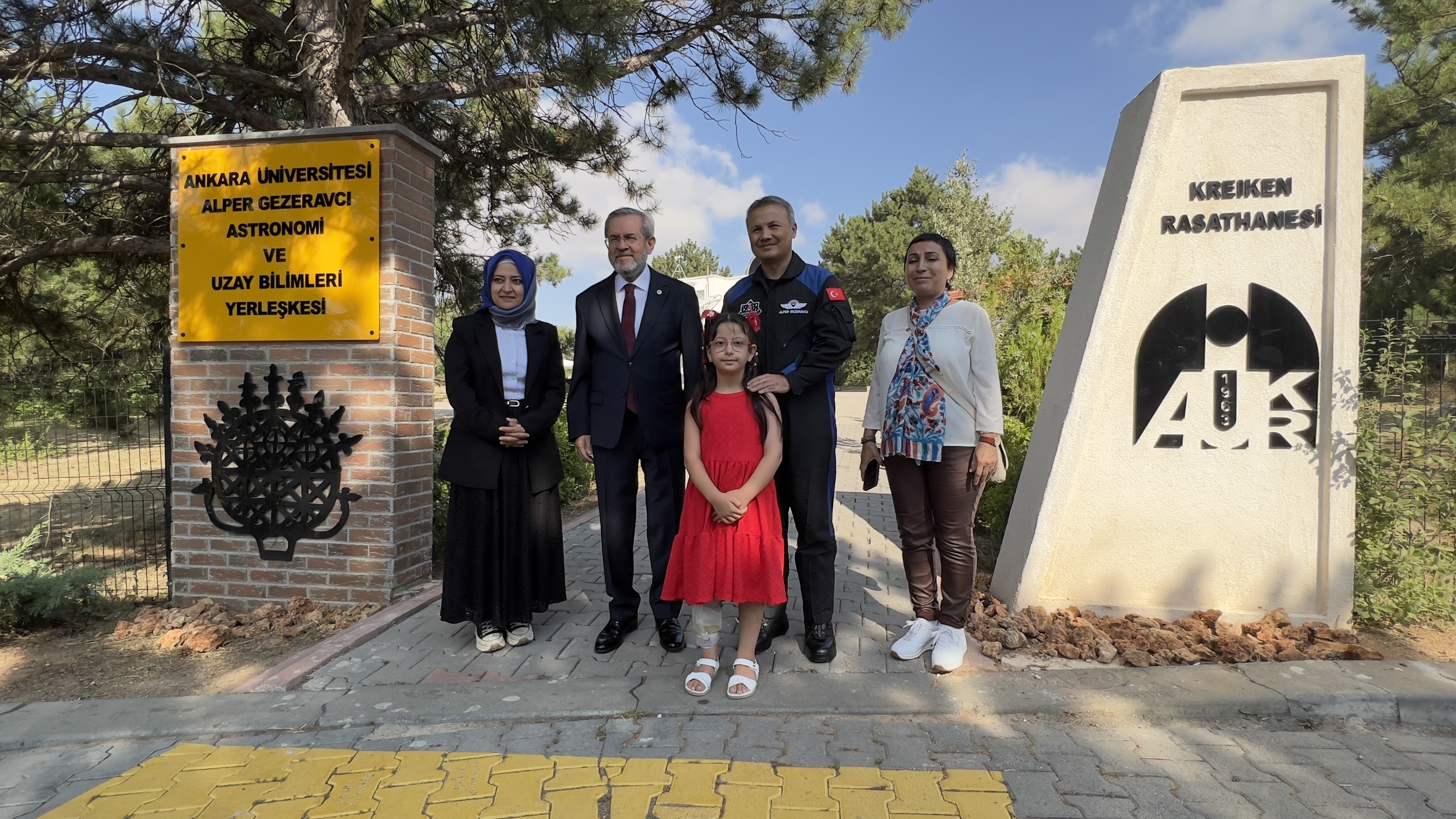 Fatma Zehra'nın heyecanına ortak olduğu için mutluluk duyduğunu belirten Tuğgeneral Alper Gezeravcı, "Malumunuz sosyal medyanın iletişim gücü vesilesiyle yapılan haberler neticesinde sevgili Fatma Zehra kardeşimizin Ankara Üniversitemize ait Kreiken Rasathanesi’nde yapmış olduğu gözlem sürecinde dile getirmiş olduğu tanışma hayali bize de ulaştı.'' dedi.