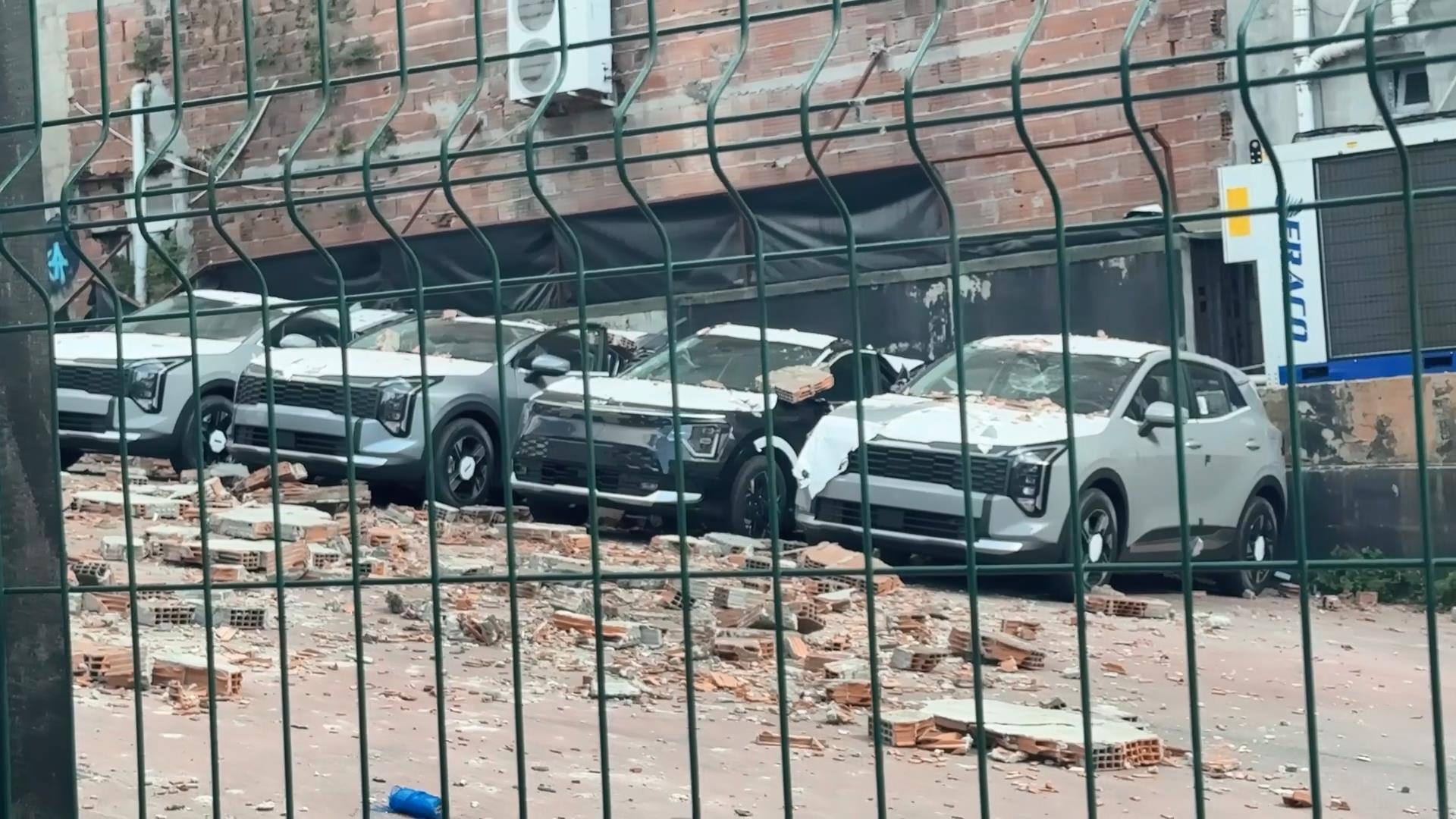 Duvar çökmesi sonucu 30 milyon TL'lik zarar! 12 sıfır otomobil ağır hasar aldı