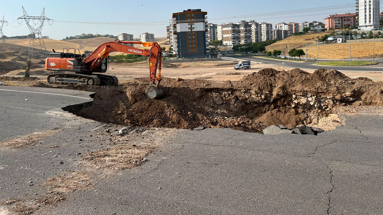 Batman'da yol çöktü, mahalleler susuz kaldı!