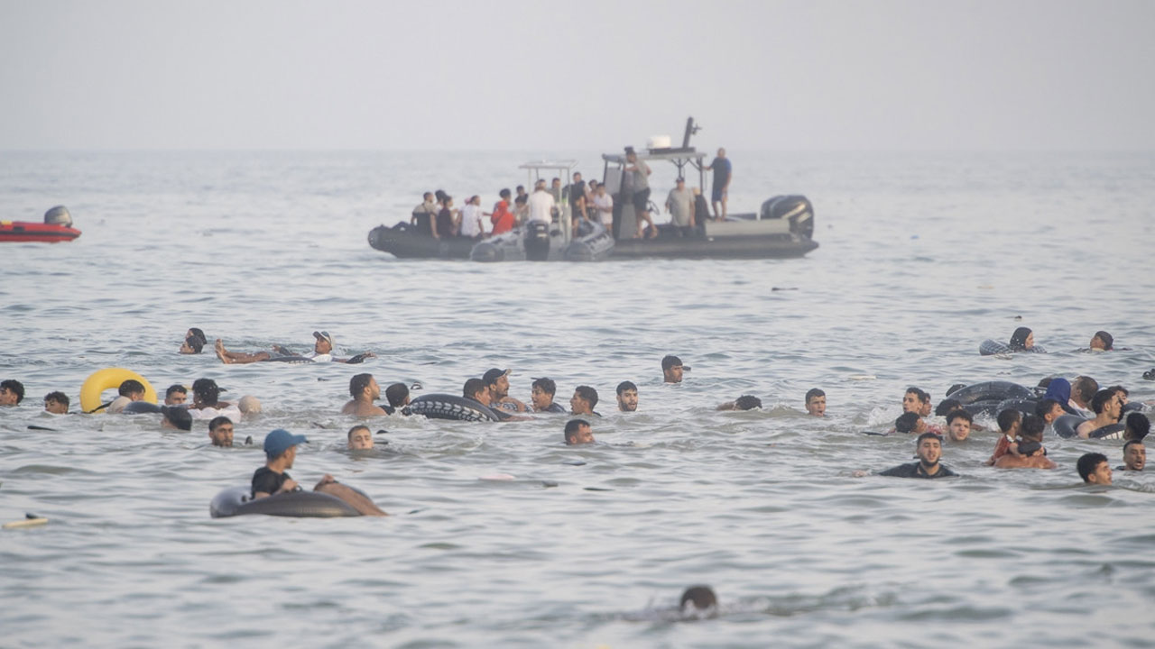 Ceuta alarmı! 49 bin göçmen denizi aşarak İspanya'ya girdi, ordu sahaya indi