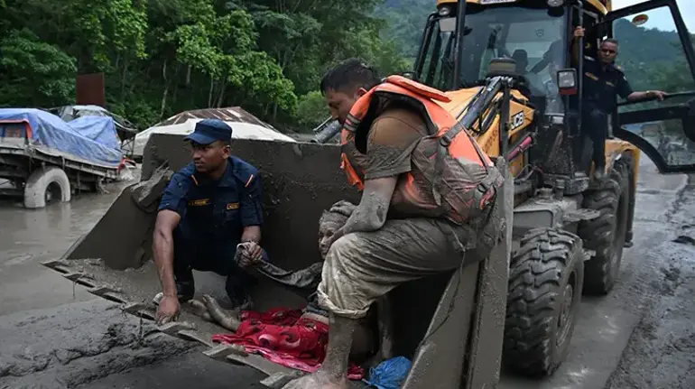 Nepal Dışişleri Bakanı Şişir Khanal, selin bir depremin tetiklediği toprak kayması sonucu oluştuğunu açıkladı.