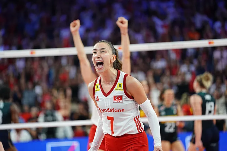 Eureflect: "Türkiye, İtalya karşısında tacını korudu! Türkiye, İstanbul'daki Sinan Erdem Spor Salonu'nda oynanan heyecan verici final maçında iki kez geriye düşmesine rağmen İtalya'yı 3-2 mağlup etti; Melissa Vargas ise 28 sayı kaydetti."