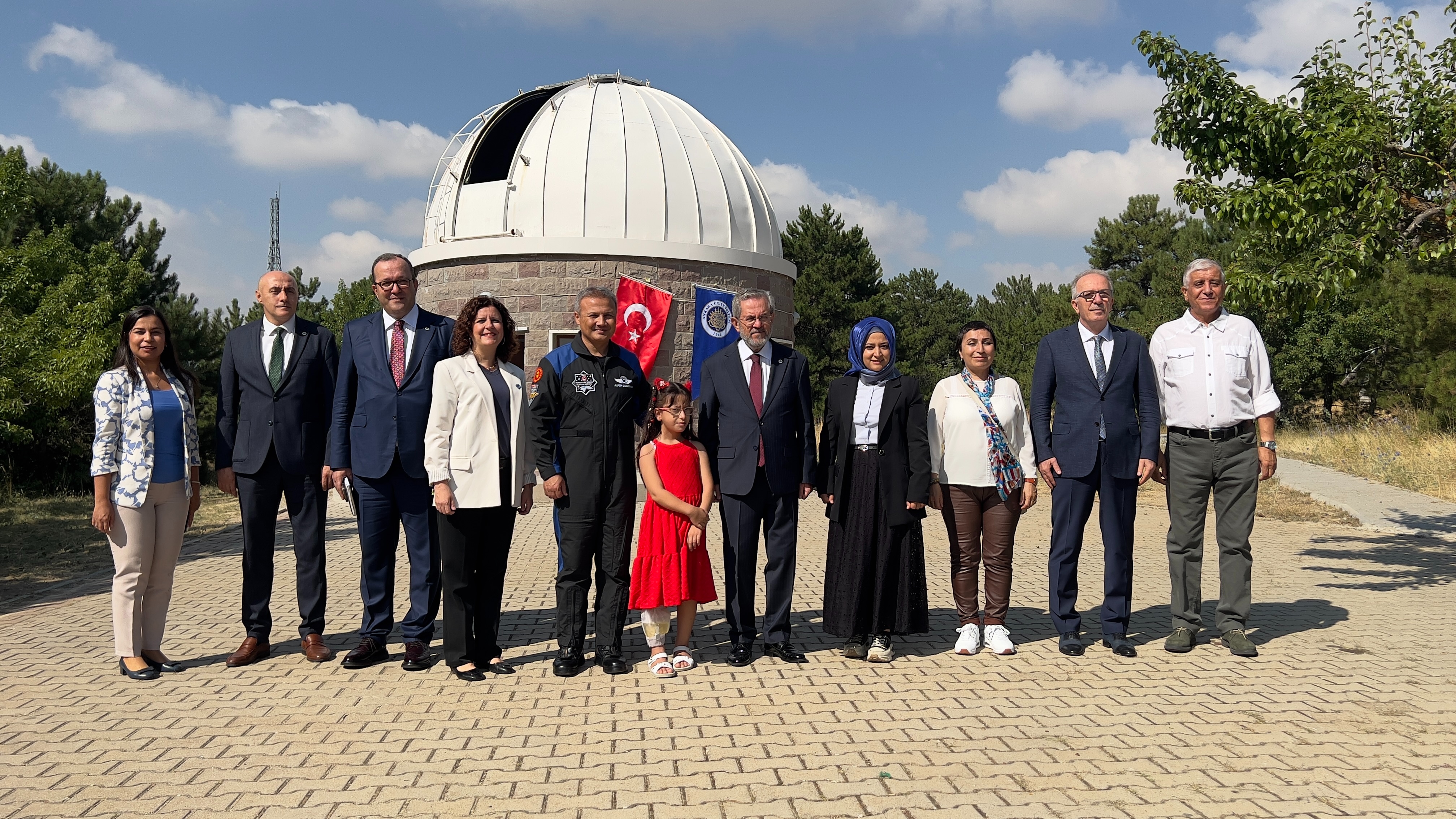 Ünüvar, '' İşte bu koridorda Zehra gibi bir kızımızın hayalini gerçekleştirmiş olmaktan çok mutluyuz. Bugün o gözlemi yaptı. Heyecanı gözünden okunuyordu. Cumhurbaşkanımız Sayın Recep Tayyip Erdoğan Beyefendi de uzay çalışmalarını çok önemsiyor biliyorsunuz. Biz de bu çerçevede onun gösterdiği vizyonda çalışıyoruz. Bundan sonraki aşamalarda ilk ve orta öğrenim çağındaki çocuklarımıza kapılarımızı daha fazla açmaya devam edeceğiz” diye konuştu.