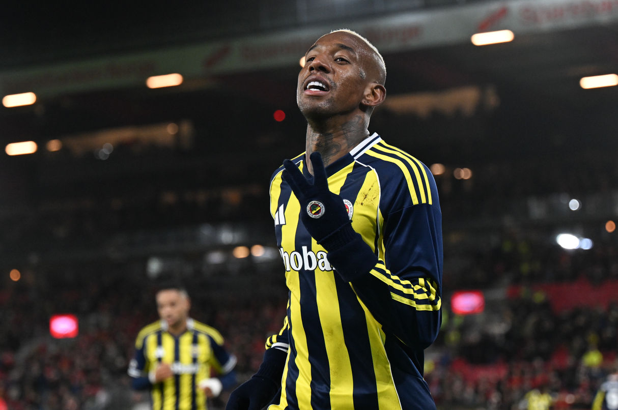 Fenerbahçe'de yeni sezon öncesi kadro planlaması devam ederken, Anderson Talisca hakkında dikkat çeken bir iddia gündeme geldi.