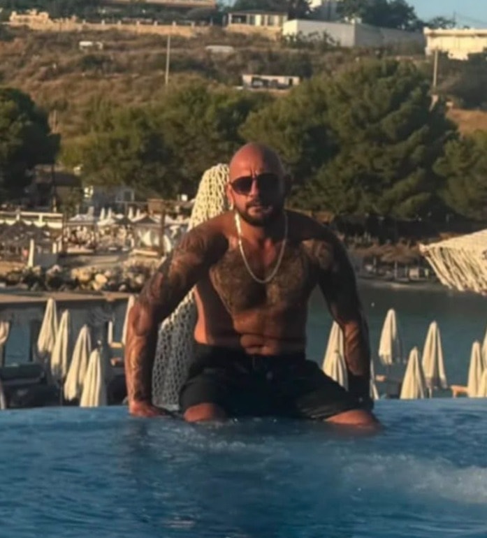 Parlak ise şüpheliden haberi olmadığını savundu.Arnavutluk’a tatil amacıyla giden Ezgi Parlak, Ksamil’de 20 yaşındaki Portekizli turist Luis Miguel Varela Mendes’in bıçaklanarak öldürülmesine ilişkin soruşturmanın ardından cezaevine gönderildi.