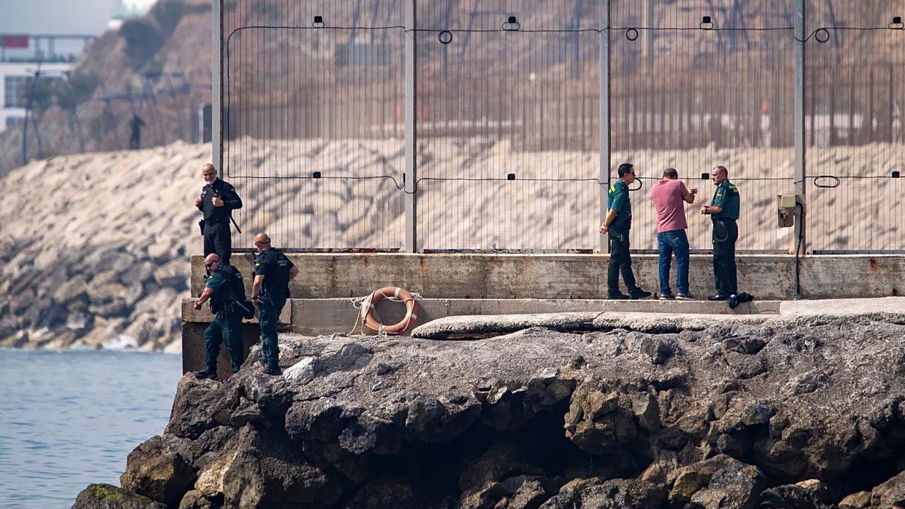 Ceuta alarmı! 49 bin göçmen denizi aşarak İspanya'ya girdi, ordu sahaya indi