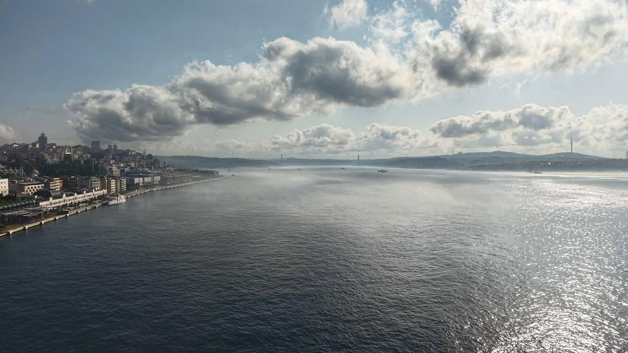 İstanbul Boğazı'na sis engeli! Gemi geçişleri durduruldu