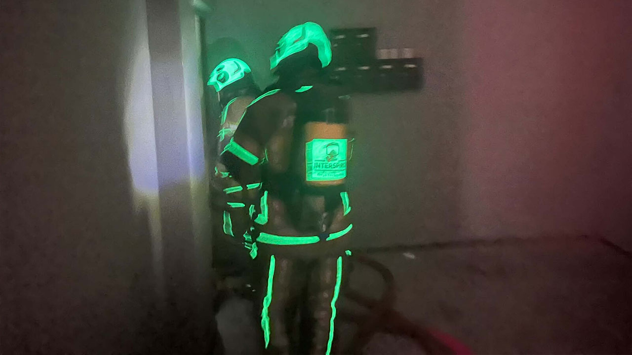Ekipler zamana karşı yarıştı! Alevlerin sardığı binada 10 kişiyi kurtarma operasyonu