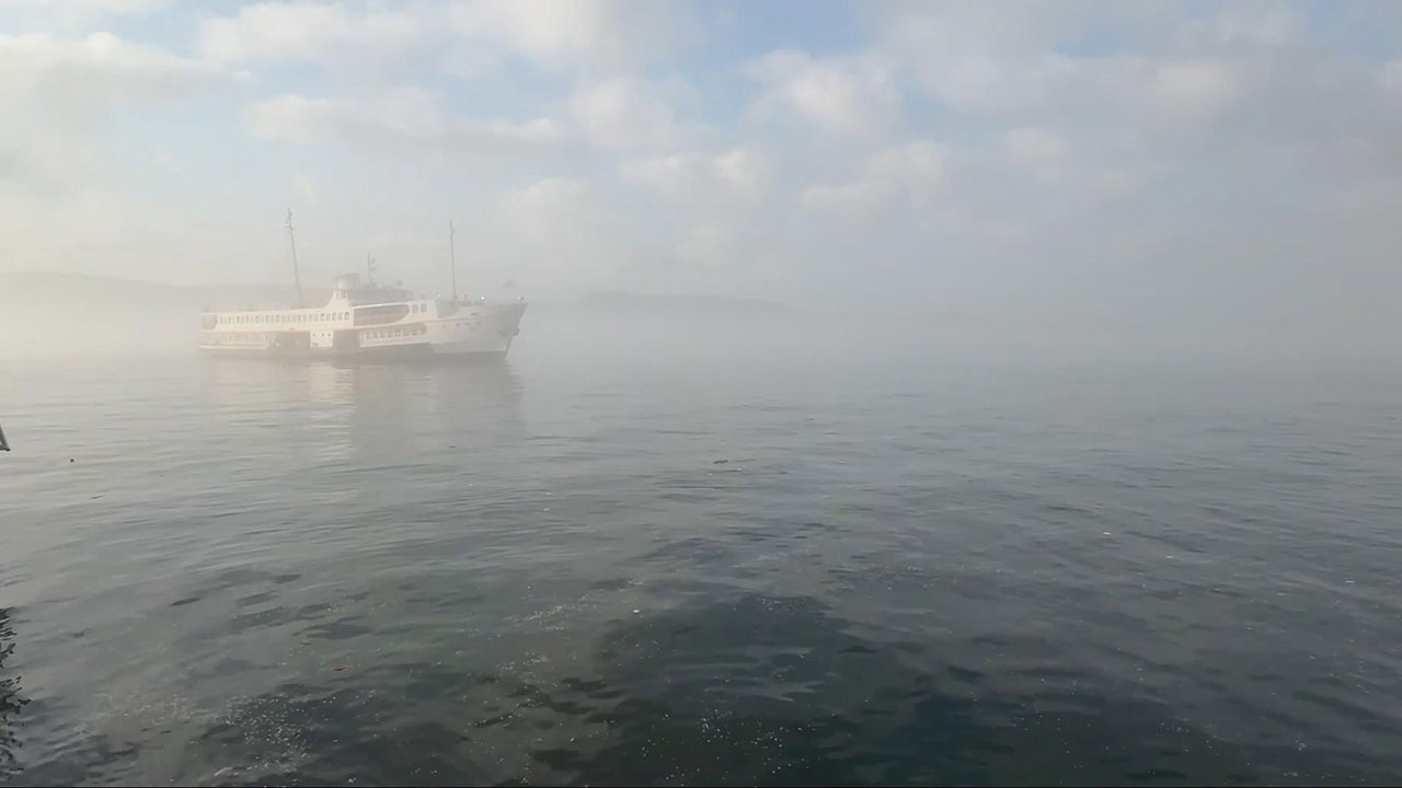 İstanbul Boğazı'na sis engeli! Gemi geçişleri durduruldu