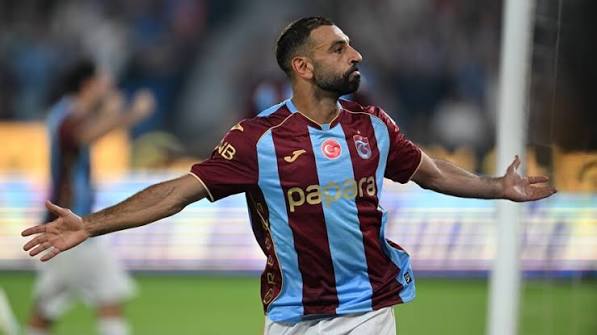 Forbes'un 2026-27 sezonu araştırmasına göre dünyanın en çok kazanan 10 futbolcusunun toplam yıllık geliri 867 milyon Euro olarak aktarıldı. Listenin ilk sırasında Cristiano Ronaldo yer alırken, Lionel Messi ve Kylian Mbappe onu takip etti. Muhammed Salah ise 36,8 milyon Euro ile 10'uncu sırada gösterildi.