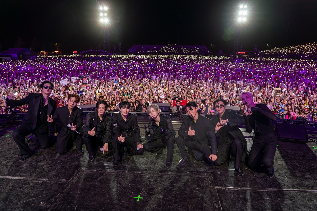 Gecenin ilk konserinde sahneye çıkan Kwon Eunbi, solo kariyerinin farklı dönemlerini bir araya getiren performansıyla seyircisiyle sıcak bir bağ kurdu. ‘Door, Hi, Hello Stranger, Unnatural’ gibi sevilen şarkılar, dans ekibi ve renkli görsel dünya eşliğinde büyük bir coşkuyla karşılandı. Güçlü vokali, zarif sahne duruşu ve dinamik koreografileriyle Kwon Eunbi, yaz enerjisini festival sahnesine taşıdı. Hayranların ışıkları ve tezahüratları, K-Pop Günleri’nin ilk bölümünde etkileyici görüntüler oluşturdu.