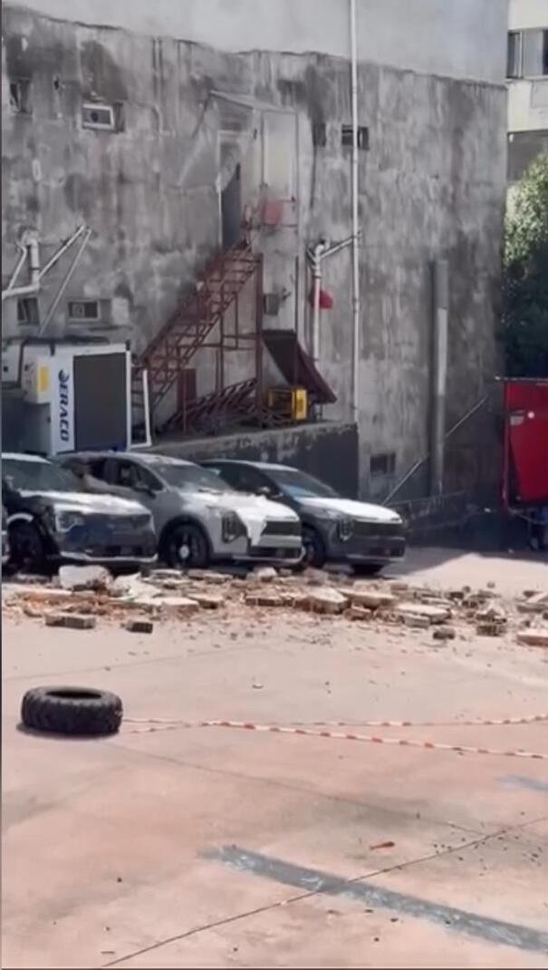 Duvar çökmesi sonucu 30 milyon TL'lik zarar! 12 sıfır otomobil ağır hasar aldı