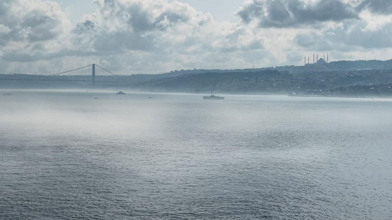 İstanbul Boğazı'na sis engeli! Gemi geçişleri durduruldu