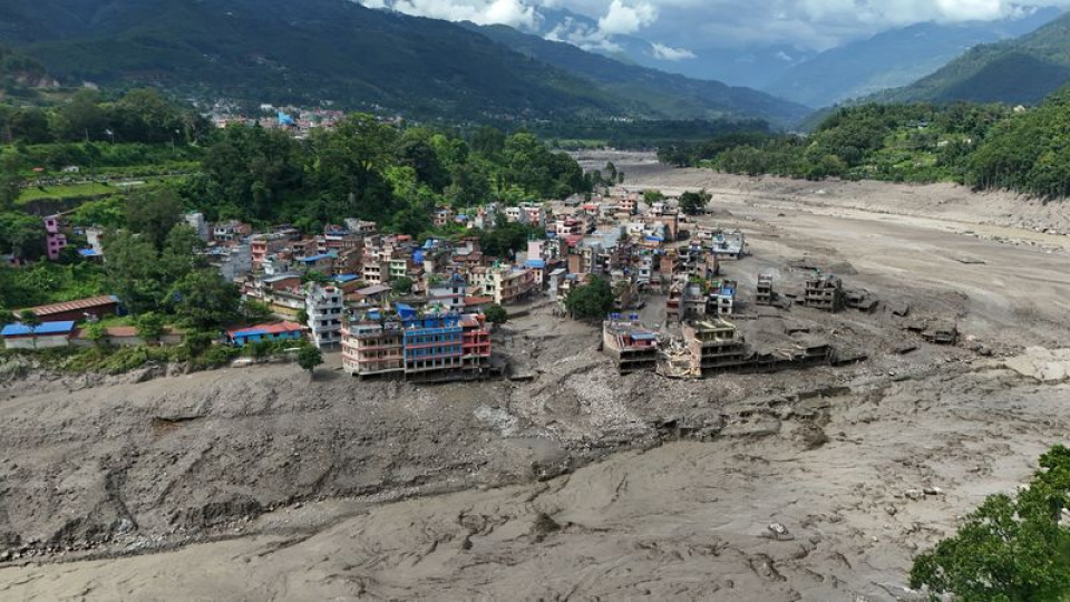 The Kathmandu Post gazetesinin haberine göre, yetkililer, 9 polisin yanı sıra Rasuwa'nın sınır komşusu olan Çin'in Tibet Özerk Bölgesi'ndeki Kailash Mansarovar bölgesine dini ziyaret düzenleyecek 384 hacıdan da haber alınamadığını ifade etti.